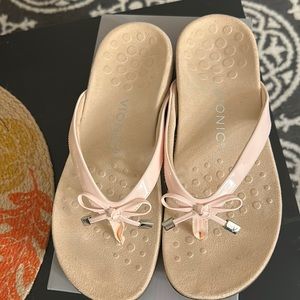 Very gently worn only twice! Vionic Bella Bow sandal pale pink